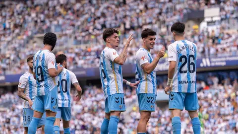 El Málaga celebra la victoria en La Rosaleda El Málaga celebra la victoria en La Rosaleda