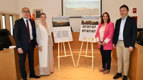 La presidenta del Govern balear, Marga Prohens, junto al presidente del Consell de Formentera, Óscar Portas y sus respectivos consellers de Sanidad La presidenta del Govern balear, Marga Prohens, junto al presidente del Consell de Formentera, Óscar Portas y sus respectivos consellers de Sanidad