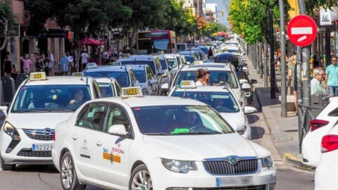Taxis circulando por la ciudad de Ibiza
