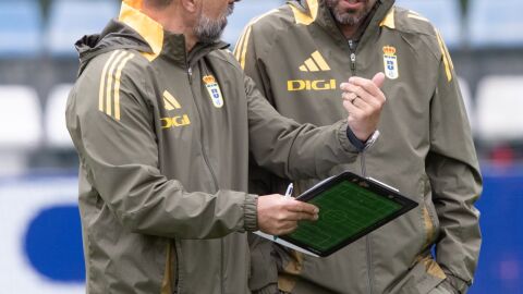 Veljko Paunovic y uno de sus ayudantes en El Requex&oacute;n