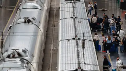 Varios viajeros se disponen a subirse a un tren en la Estación de Atocha, en una imagen de archivo. Varios viajeros se disponen a subirse a un tren en la Estación de Atocha, en una imagen de archivo.
