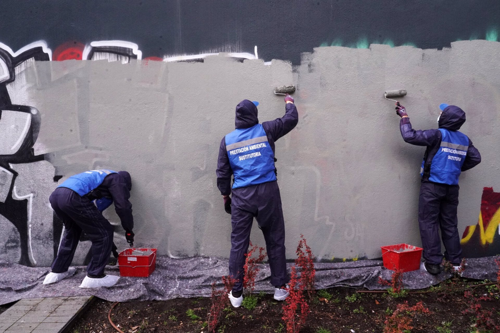 Una treintena de grafiteros limpian Madrid a cambio de evitar sanciones económicas Una treintena de grafiteros limpian Madrid a cambio de evitar sanciones económicas
