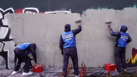 Una treintena de grafiteros limpian Madrid a cambio de evitar sanciones económicas