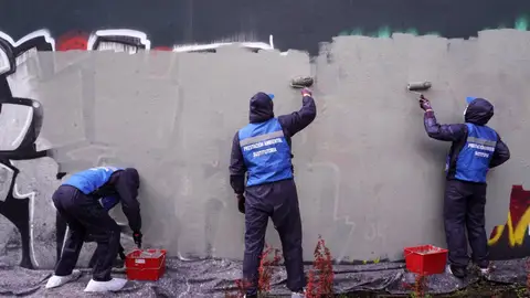 Una treintena de grafiteros limpian Madrid a cambio de evitar sanciones económicas Una treintena de grafiteros limpian Madrid a cambio de evitar sanciones económicas