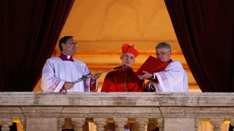 El cardenal franc&eacute;s Jean-Louis Tauran anuncia al nuevo Papa elegido como Papa Francisco I en el balc&oacute;n central de la Bas&iacute;lica de San Pedro el 13 de marzo de 2013 en la Ciudad del Vaticano.