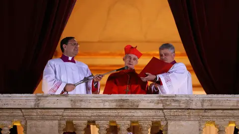 El cardenal francés Jean-Louis Tauran anuncia al nuevo Papa elegido como Papa Francisco I en el balcón central de la Basílica de San Pedro el 13 de marzo de 2013 en la Ciudad del Vaticano. El cardenal francés Jean-Louis Tauran anuncia al nuevo Papa elegido como Papa Francisco I en el balcón central de la Basílica de San Pedro el 13 de marzo de 2013 en la Ciudad del Vaticano.