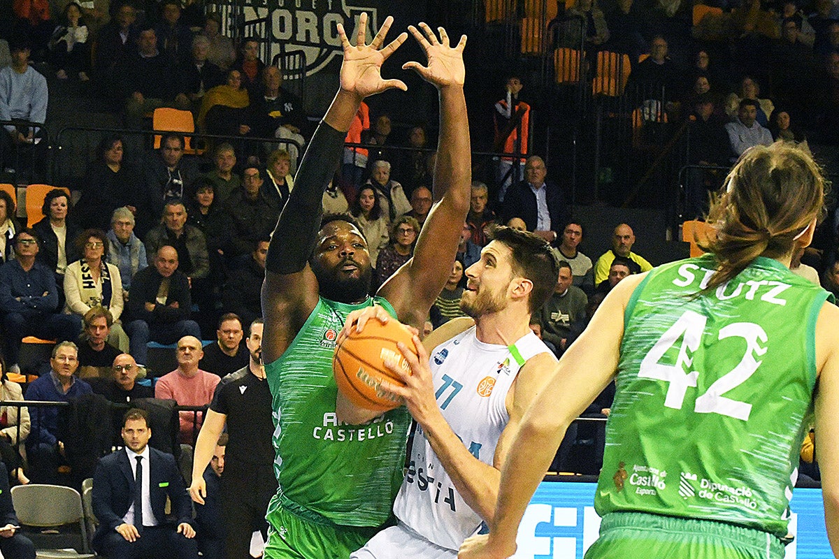 El Hestia Menorca y el CE Mercadal se jugarán la permanencia en la última jornada El Hestia Menorca y el CE Mercadal se jugarán la permanencia en la última jornada