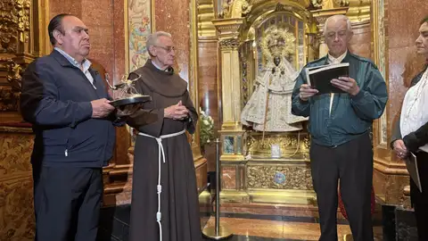 Entregan al custodio del Monasterio de Guadalupe una joya-relicario ofrendada por Hernán Cortés en el siglo XVI Entregan al custodio del Monasterio de Guadalupe una joya-relicario ofrendada por Hernán Cortés en el siglo XVI