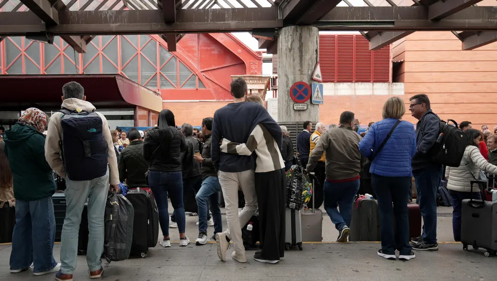 Los pasajeros afectados esperan en la zona de taxis de la estación de Atocha/ Juan Carlos Vélez Los pasajeros afectados esperan en la zona de taxis de la estación de Atocha/ Juan Carlos Vélez