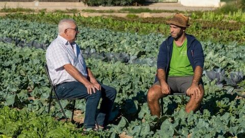 Bruno (derecha), agricultor de Castellar-Oliveral afectado por la DANA de Val&egrave;ncia