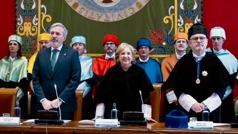 La nueva rectora de la Universidad de Zaragoza, Rosa Bolea, junto al ex rector, Jos&eacute; Antonio Mayoral y el presidente del Gobierno de Arag&oacute;n, Jorge Azc&oacute;n.