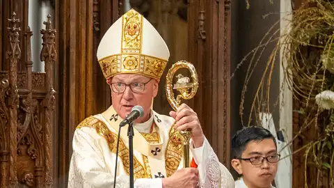Este es el candidato favorito de Trump para sustituir al papa Francisco: "Es muy bueno" El cardenal Timothy Michael Dolan durante una celebración religiosa