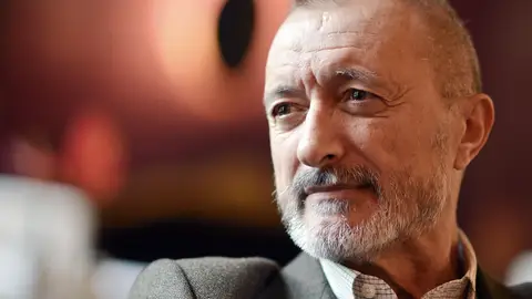 Arturo Pérez-Reverte carga duramente contra Ryanair: "Chantaje y chulería"