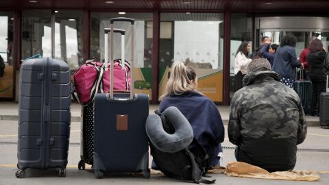 Viajeros esperan en la estaci&oacute;n de Atocha/ Juan Carlos V&eacute;lez