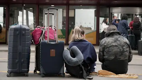 Viajeros esperan en la estación de Atocha Viajeros esperan en la estación de Atocha/ Juan Carlos Vélez