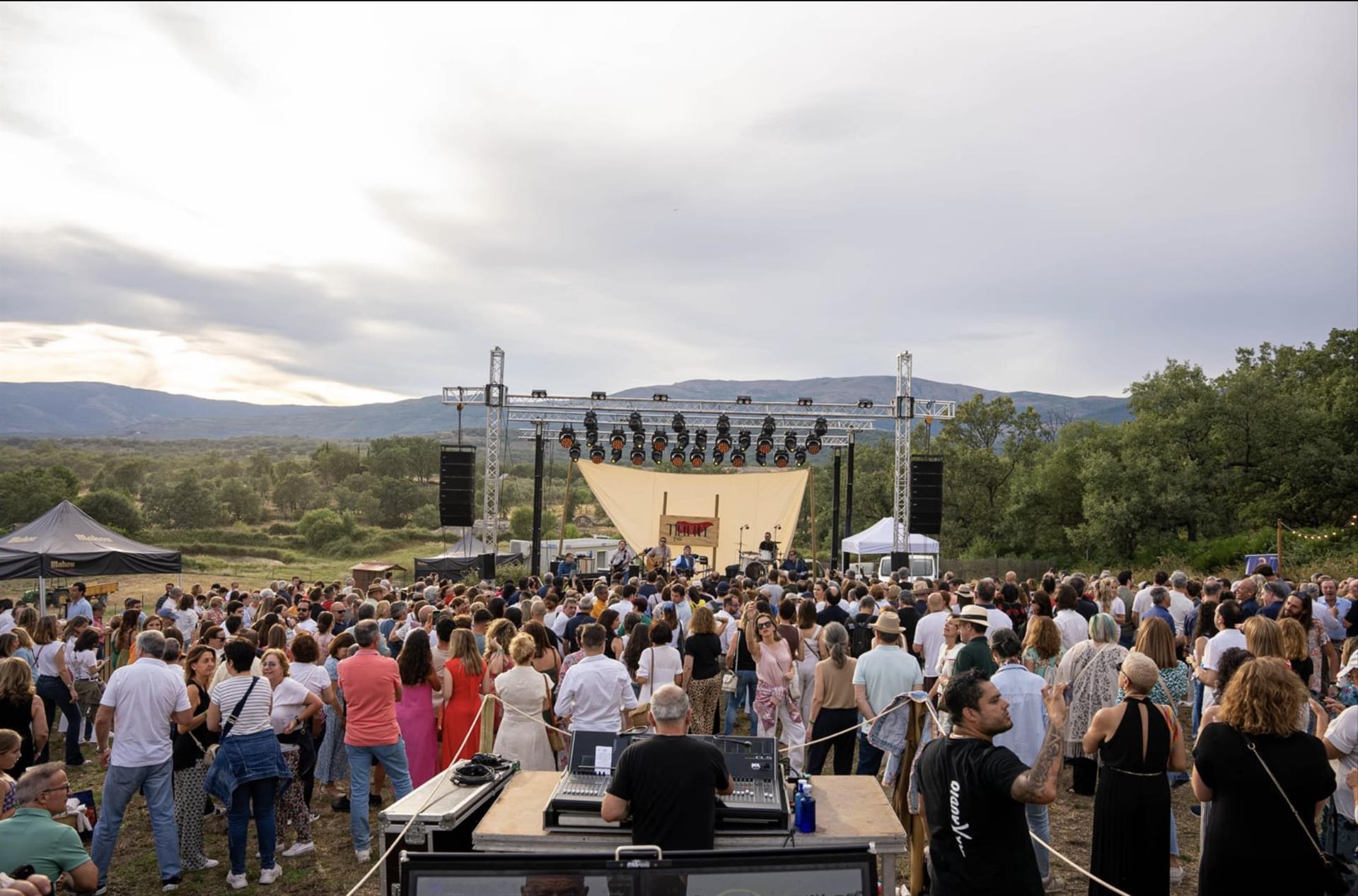 Arte, música y naturaleza se darán cita el 24 de mayo en el Pimentón Fest de Jarandilla de la Vera Arte, música y naturaleza se darán cita el 24 de mayo en el Pimentón Fest de Jarandilla de la Vera