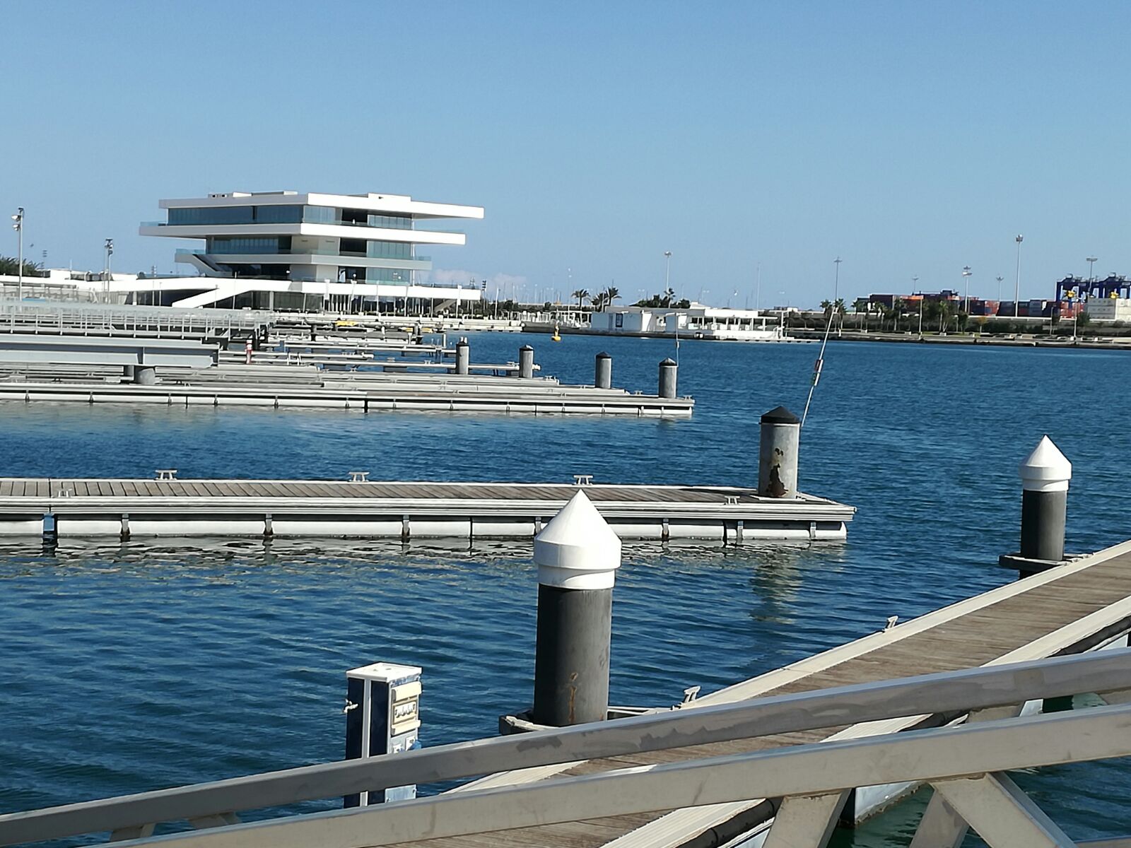 Catalá amenaza a los restaurantes de La Marina con la concesión caducada con enviar a la Policía Local para que cierren Catalá amenaza a los restaurantes de La Marina con la concesión caducada con enviar a la Policía Local para que cierren