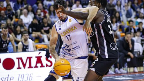 3-5 Marc Mart&iacute;, capit&aacute;n del Alimerka Oviedo Baloncesto, en el partido ante el Cartagena