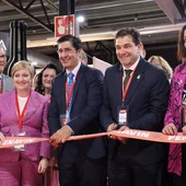 Las autoridades cortan la cinta inaugural de FENAVIN 2025 Las autoridades cortan la cinta inaugural de FENAVIN 2025
