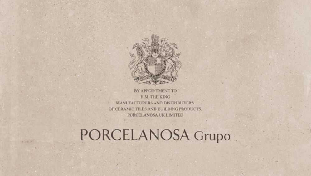 Sello de Royal Warrant Holders Association obtenido por Porcelanosa, grabado sobre una pieza ceramica