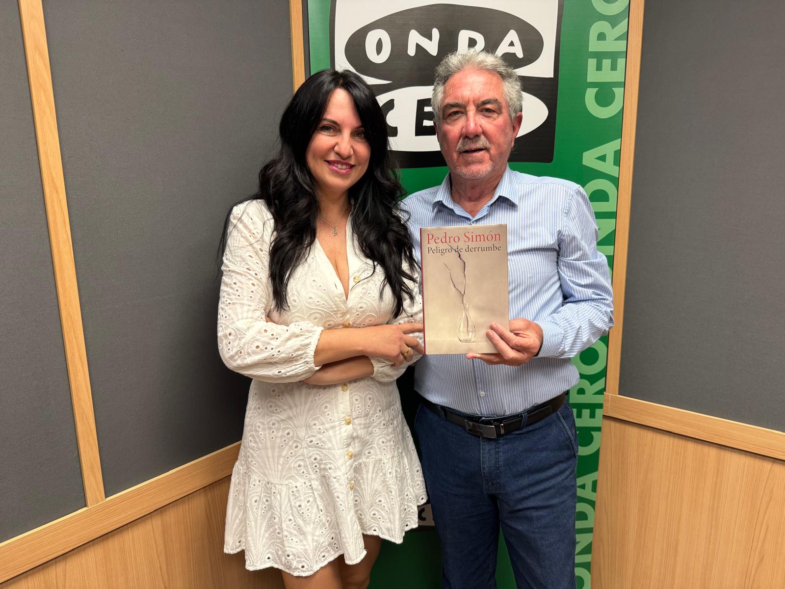 El periodista Pedro Simón se estrena en las Veladas Literarias de Maestral con su novela “Peligro de derrumbe” El periodista Pedro Simón se estrena en las Veladas Literarias de Maestral con su novela “Peligro de derrumbe”