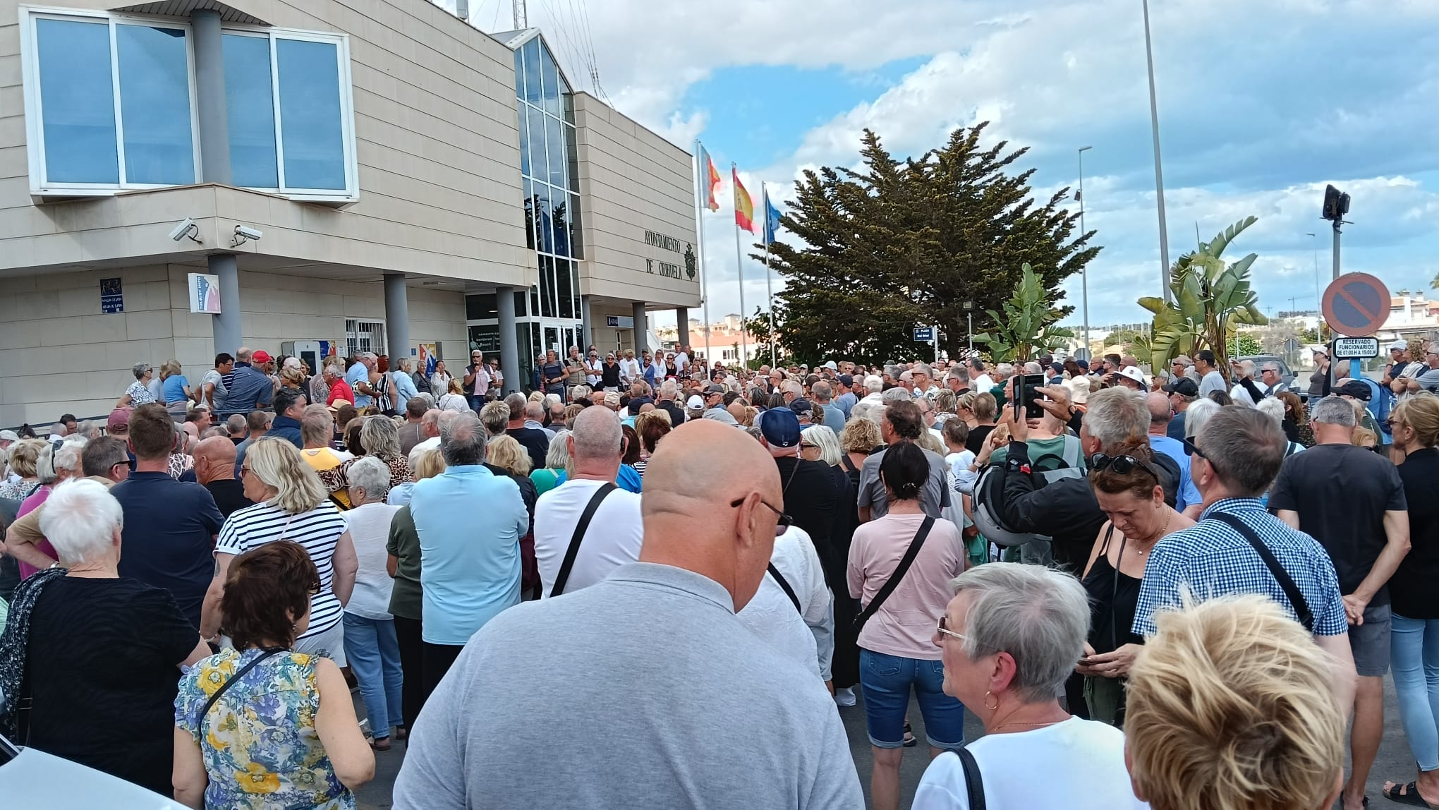 Vecinos de Orihuela Costa protestan frente al Ayuntamiento y reclaman la mejora urgente de los servicios municipales Vecinos de Orihuela Costa protestan frente al Ayuntamiento y reclaman la mejora urgente de los servicios municipales