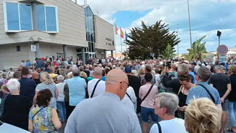 Vecinos de Orihuela Costa protestan frente al Ayuntamiento y reclaman la mejora urgente de los servicios municipales Vecinos de Orihuela Costa protestan frente al Ayuntamiento y reclaman la mejora urgente de los servicios municipales