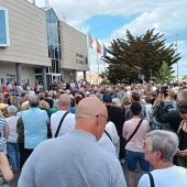 Vecinos de Orihuela Costa protestan frente al Ayuntamiento y reclaman la mejora urgente de los servicios municipales