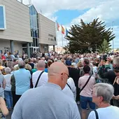 Vecinos de Orihuela Costa protestan frente al Ayuntamiento y reclaman la mejora urgente de los servicios municipales Vecinos de Orihuela Costa protestan frente al Ayuntamiento y reclaman la mejora urgente de los servicios municipales
