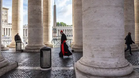 Los cardenales papables se despiden de sus fieles en redes sociales antes del Cónclave Cardenal caminando por la Plaza de San Pedro