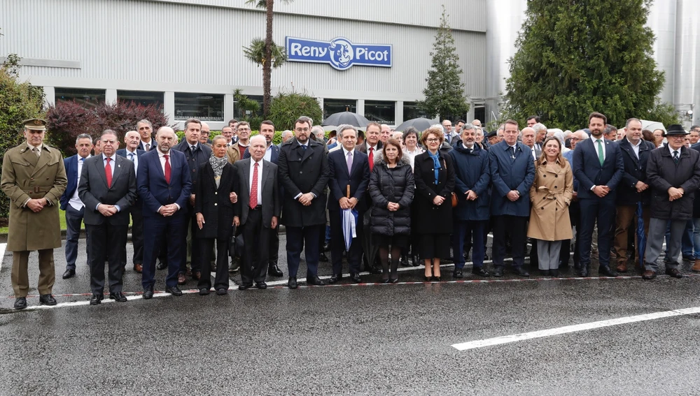 Foto de familia de asistentes a la puesta de largo de la nueva planta de mozzarella de Reny Picot en Anleo. Foto de familia de asistentes a la puesta de largo de la nueva planta de mozzarella de Reny Picot en Anleo.