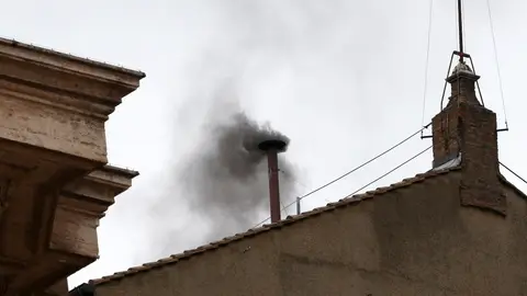 Fumata negra durante el cónclave de 2013 Fumata negra durante el cónclave de 2013