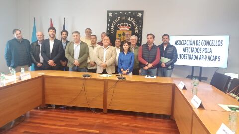 Foto de familia de Asociación Concellos Afectados AP9 Foto de familia de Asociación Concellos Afectados AP9
