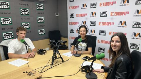 Uno de los alumnos de Top School Elche y la responsable de programas en Canad&aacute;