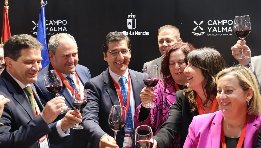 Las autoridades brindan por FENAVIN 2025 Las autoridades brindan por FENAVIN 2025