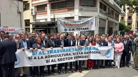 Concentración en Murcia contra los recortes en el trasvase Tajo-Segura. Concentración en Murcia contra los recortes en el trasvase Tajo-Segura.