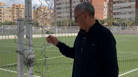 Vicente Alberola, concejal del PSOE, muestra parte del vallado del Polideportivo de Altabix que está roto. Vicente Alberola, concejal del PSOE, muestra parte del vallado del Polideportivo de Altabix que está roto.