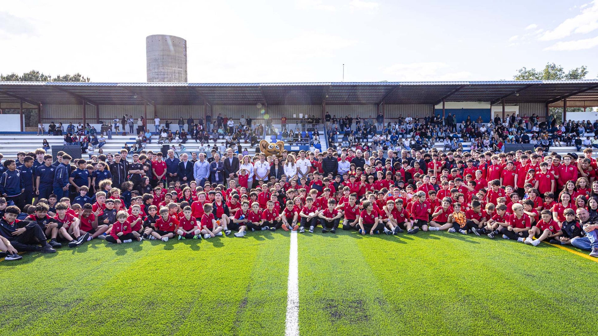 El fútbol en el estadio del ‘Mundial 82’ de Catarroja vuelve a ser una realidad gracias al Valencia CF El fútbol en el estadio del ‘Mundial 82’ de Catarroja vuelve a ser una realidad gracias al Valencia CF