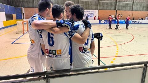 Los jugadores del Oviedo Roller celebran un gol en Villafr&iacute;a