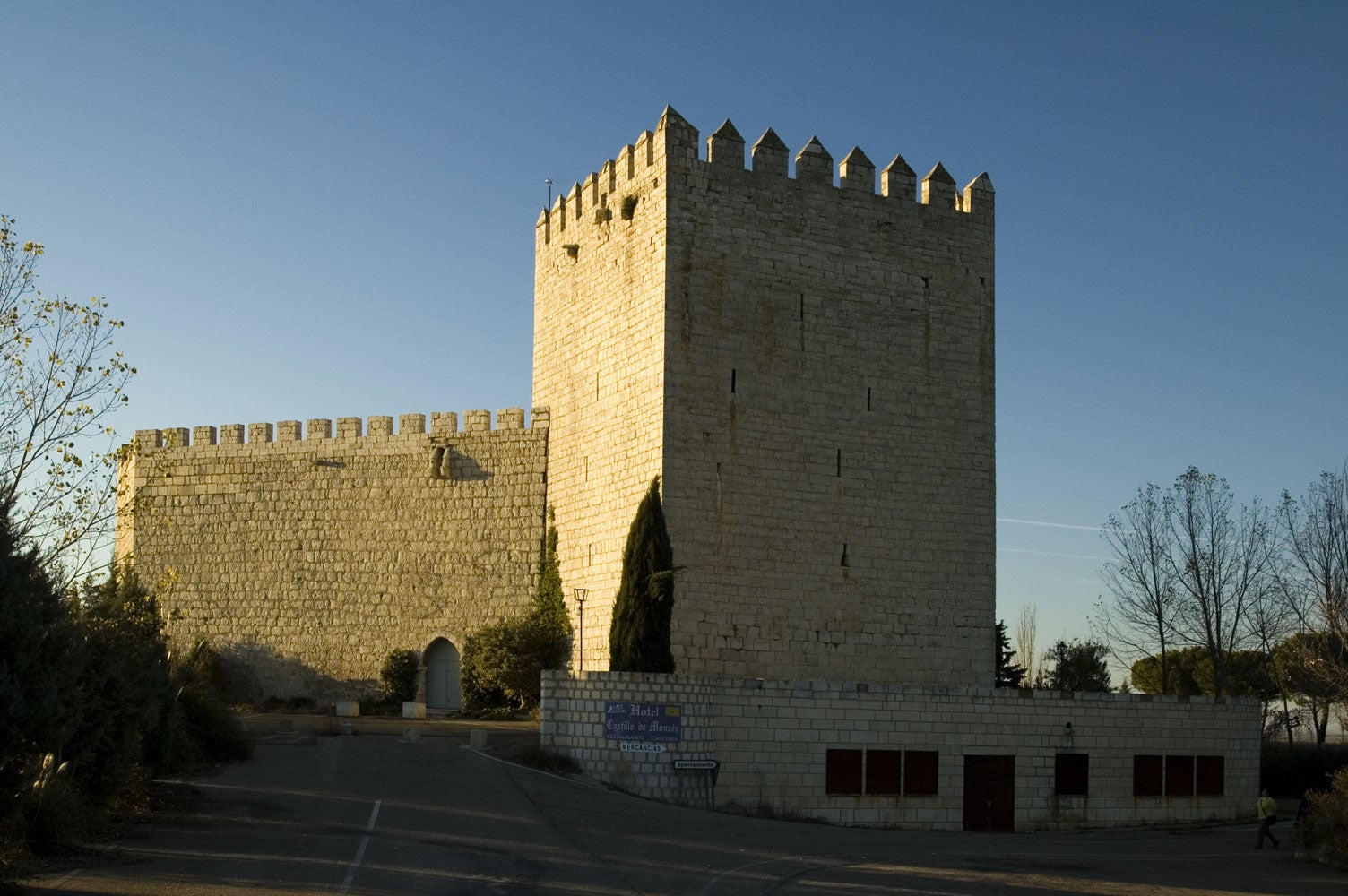 La presidenta de la Diputación presenta al alcalde de Monzón el proyecto de rehabilitación integral del Castillo La presidenta de la Diputación presenta al alcalde de Monzón el proyecto de rehabilitación integral del Castillo
