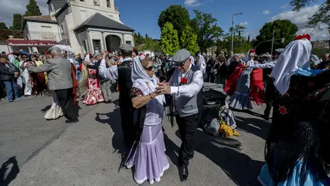 El lenguaje de los claveles: este es el significado de la flor típica de San Isidro Pareja de ancianos bailando el chotis en la puerta de la hermita de San Isidro