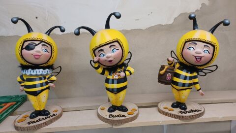 Ninots-abejas solidarios.