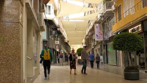 Toldos-velas instalados en una calle del centro de Elche. Toldos-velas instalados en una calle del centro de Elche.