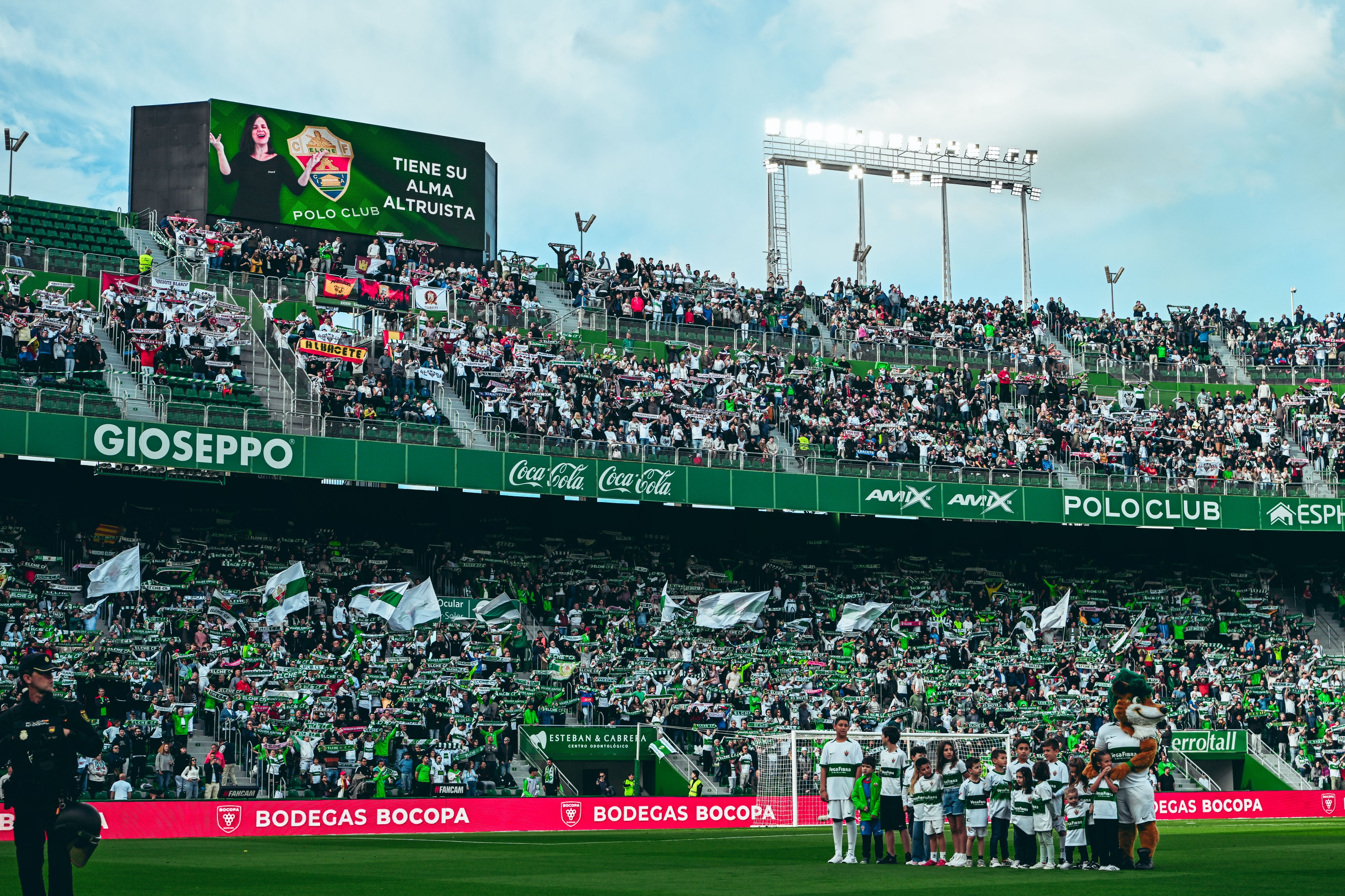 El Elche pone a la venta 735 entradas más para sus abonados a 20 euros El Elche pone a la venta 735 entradas más para sus abonados a 20 euros