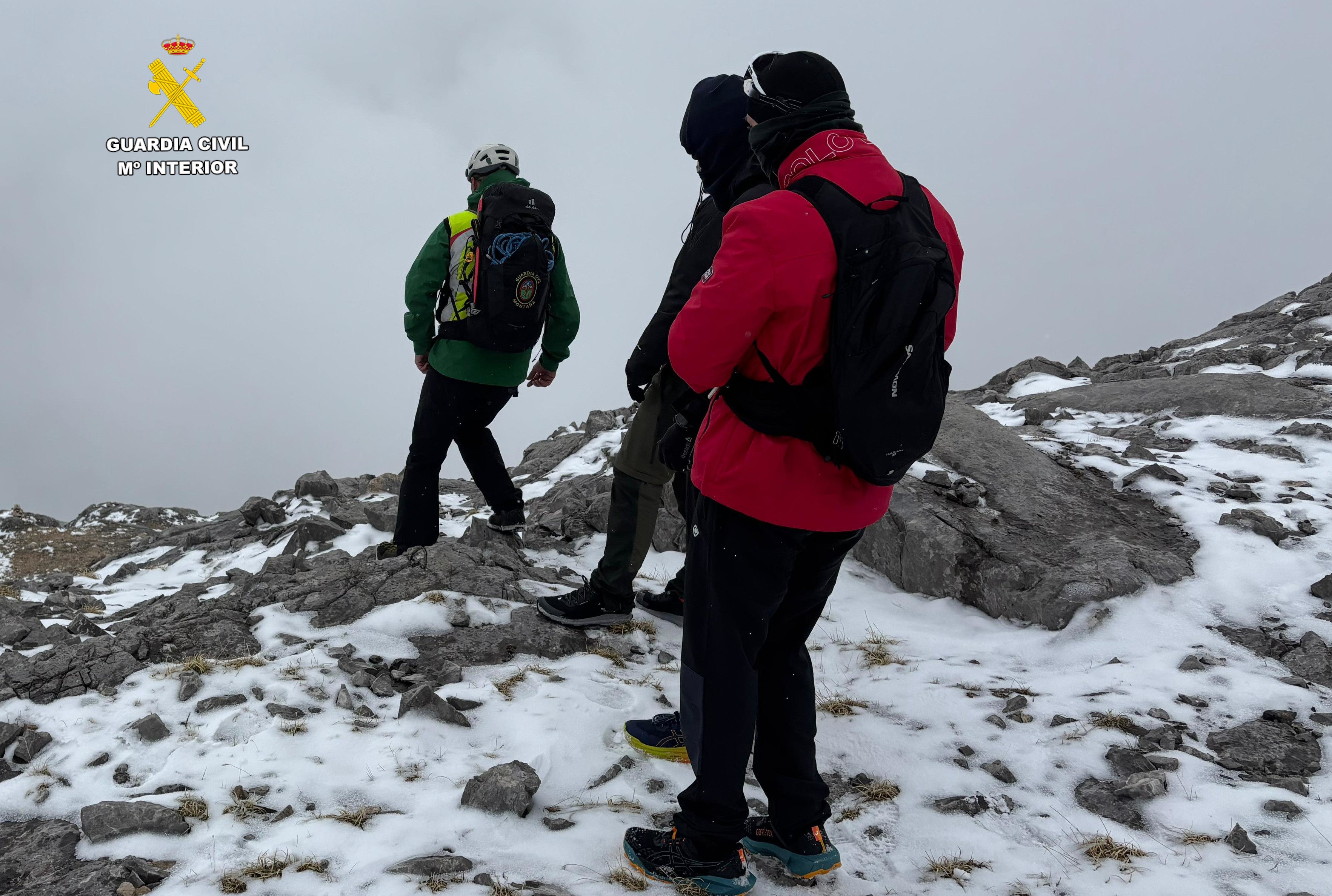 Rescatados tres jóvenes gallegos a más de 2.300 metros de altura en Picos de Europa Rescatados tres jóvenes gallegos a más de 2.300 metros de altura en Picos de Europa