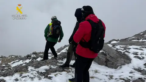 Rescatados tres jóvenes gallegos a más de 2.300 metros de altura en Picos de Europa Rescatados tres jóvenes gallegos a más de 2.300 metros de altura en Picos de Europa