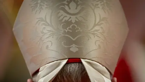 Cómo se llama el gorro que usan los cardenales, los obispos y el papa Cómo se llama el gorro que usan los cardenales, los obispos y el papa