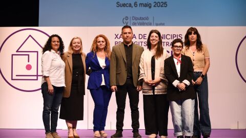Juli&aacute;n S&aacute;ez con algunas asistentes al encuentro en Sueca