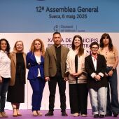 Julián Sáez con algunas asistentes al encuentro en Sueca