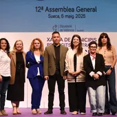 Julián Sáez con algunas asistentes al encuentro en Sueca Julián Sáez con algunas asistentes al encuentro en Sueca